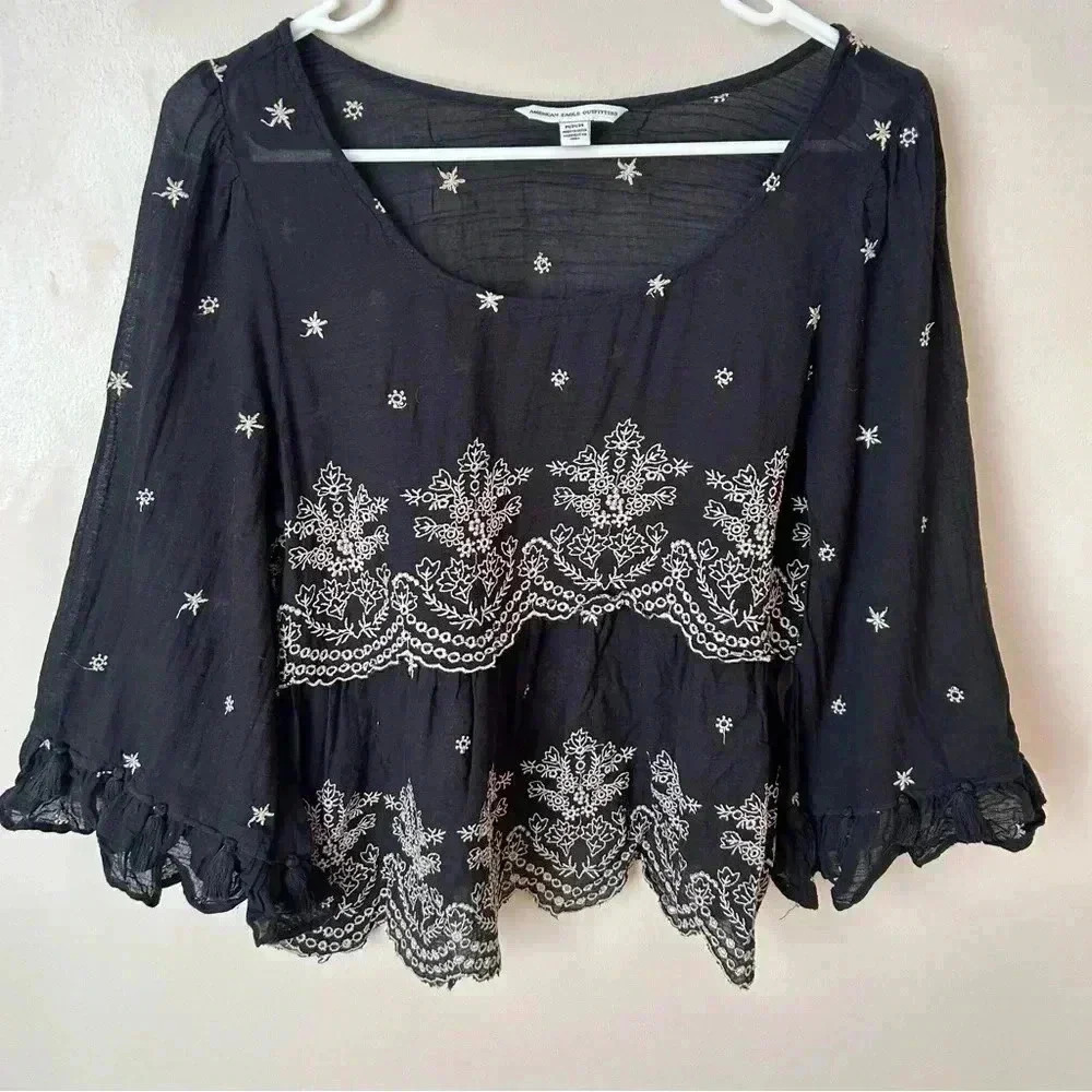American Eagle Black Embroidered 3/4 Sleeve Crewneck Blouse Women’s Size Medium